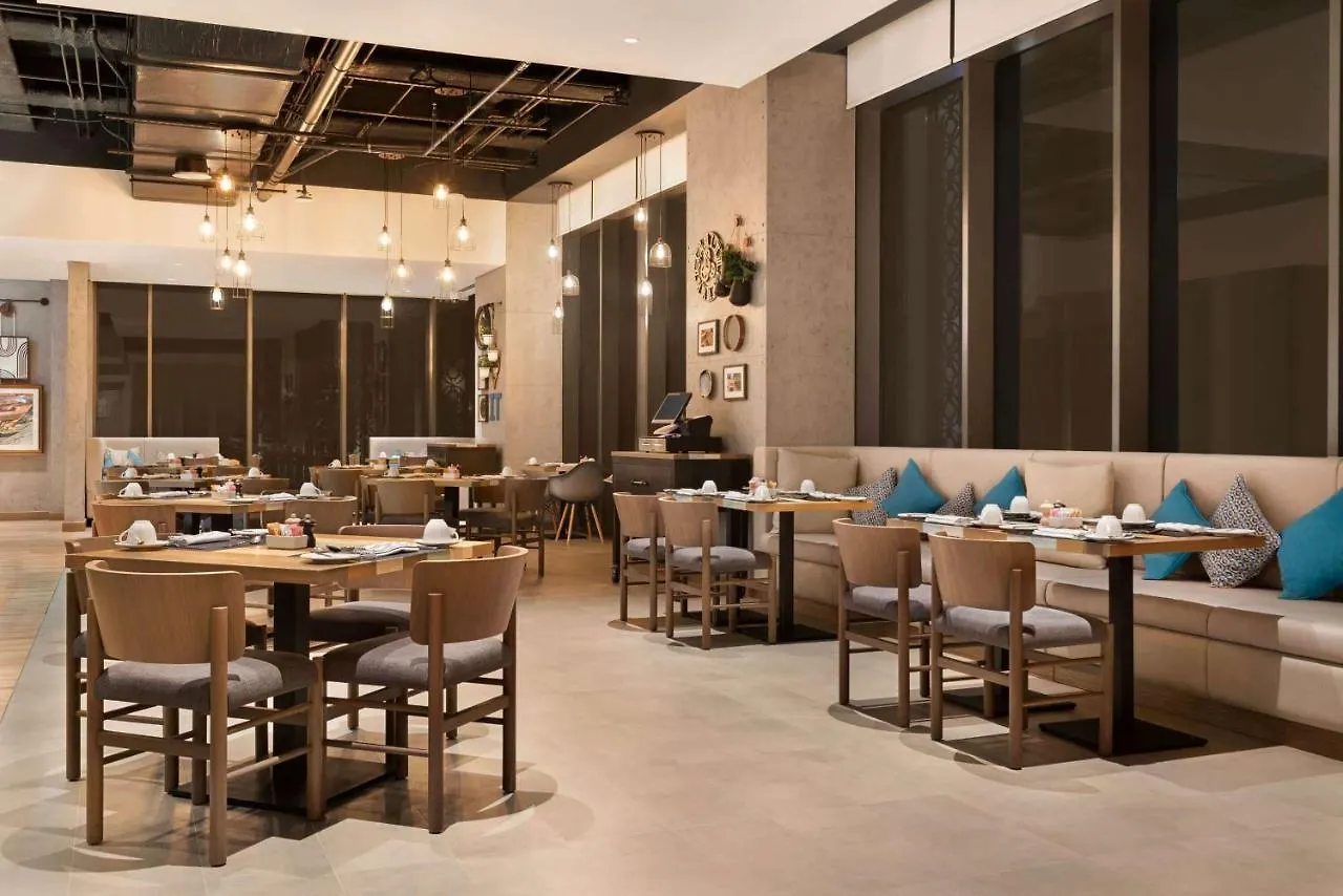 Mercure Dubai Gold District 3*,